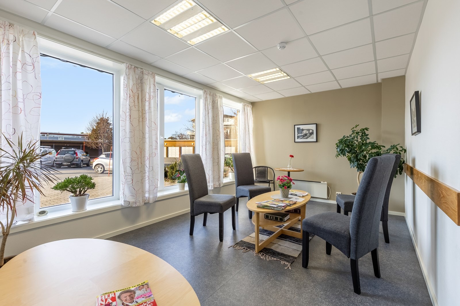 Venteplass i foajeen Galleribilde