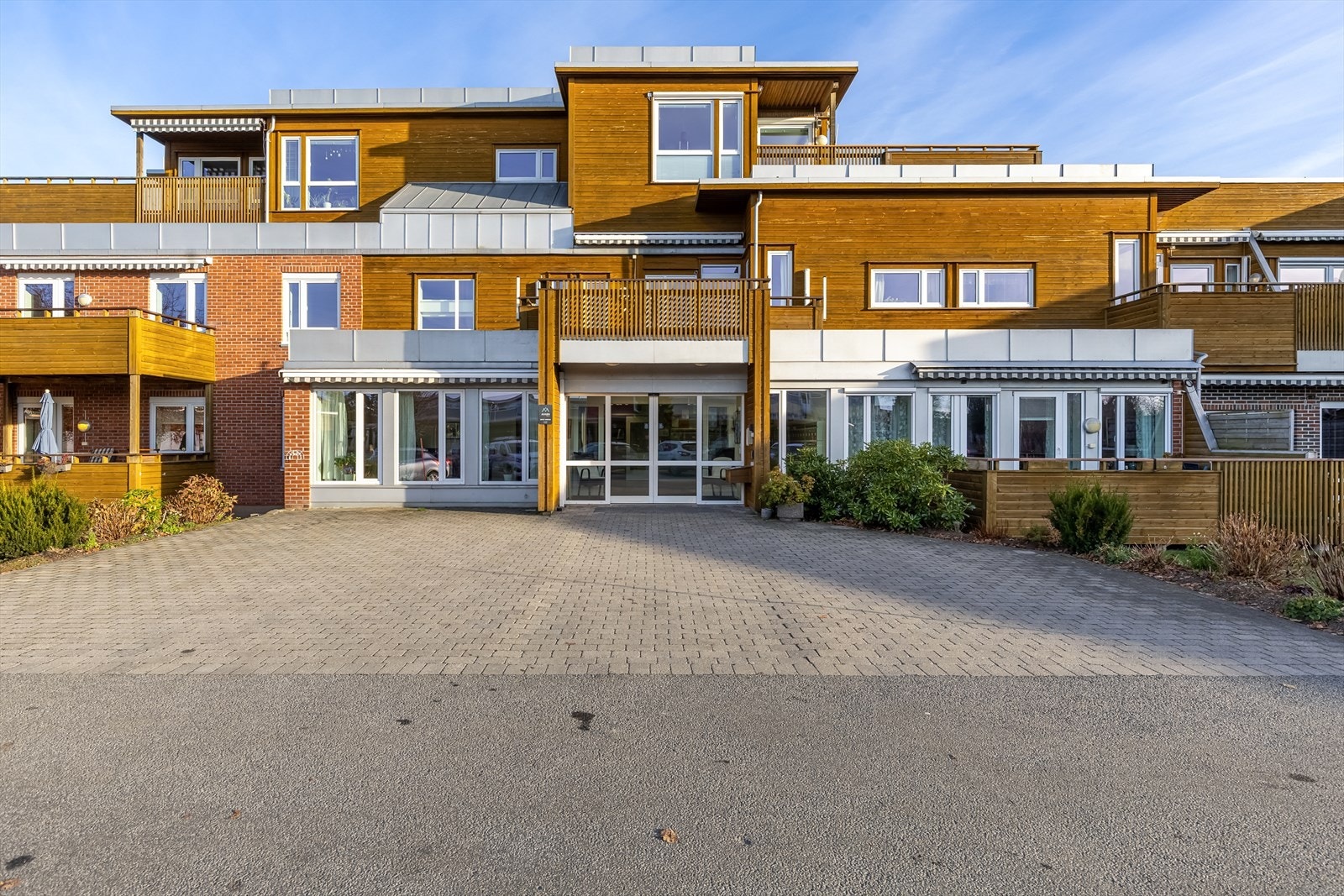 Hovedinngangen med leiligheten på toppen til venstre Galleribilde