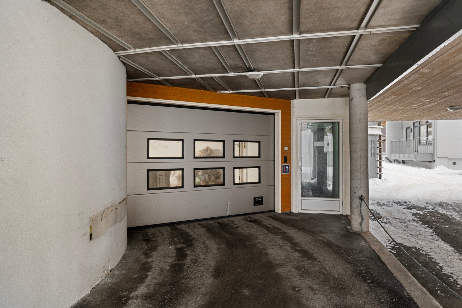 Med leiligheten følger p-plass i felles garasjeanlegg i kjeller. Galleribilde