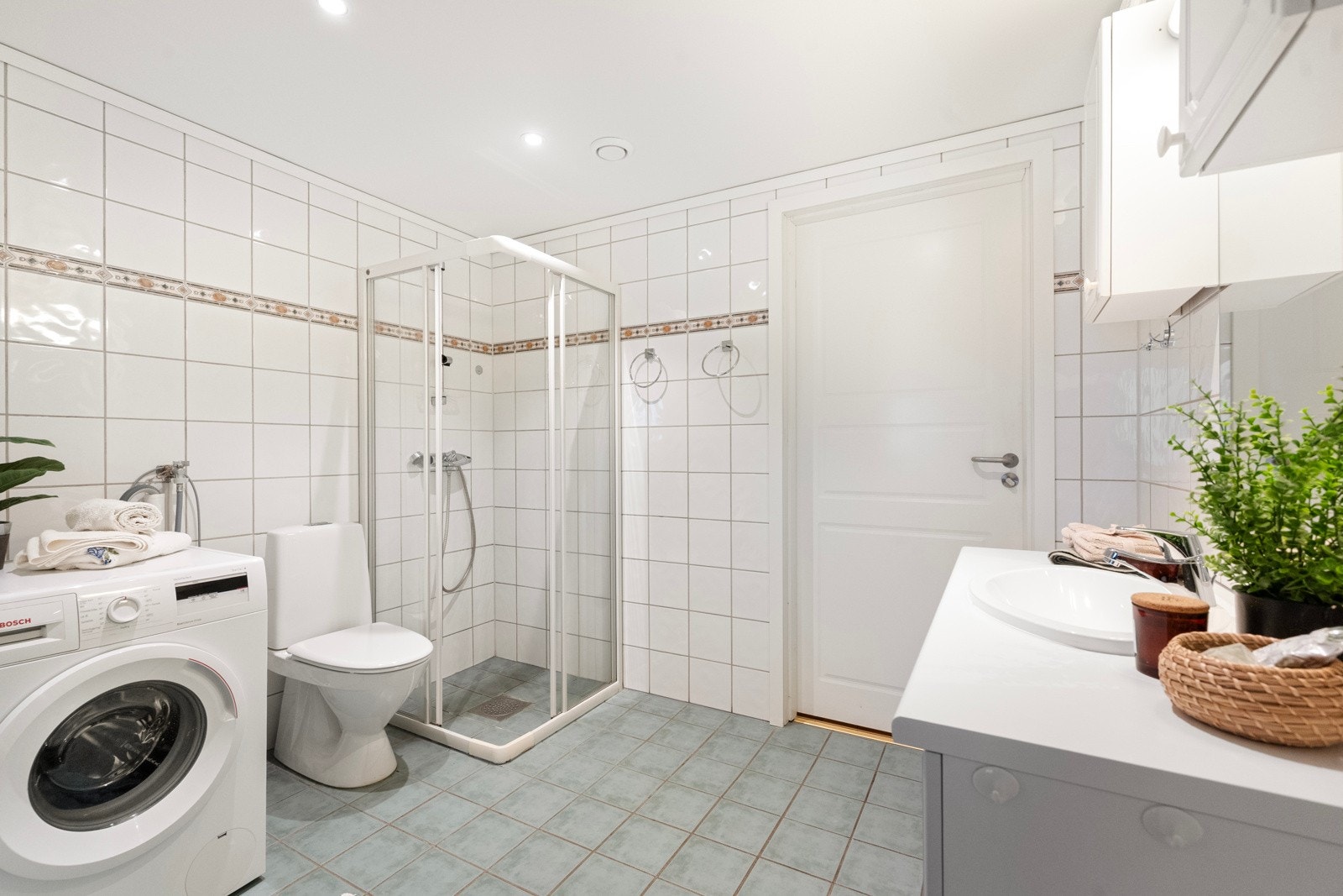 Oppvarming via elektrisk gulvvarme, noe som gir en behagelig start på dagen. Galleribilde