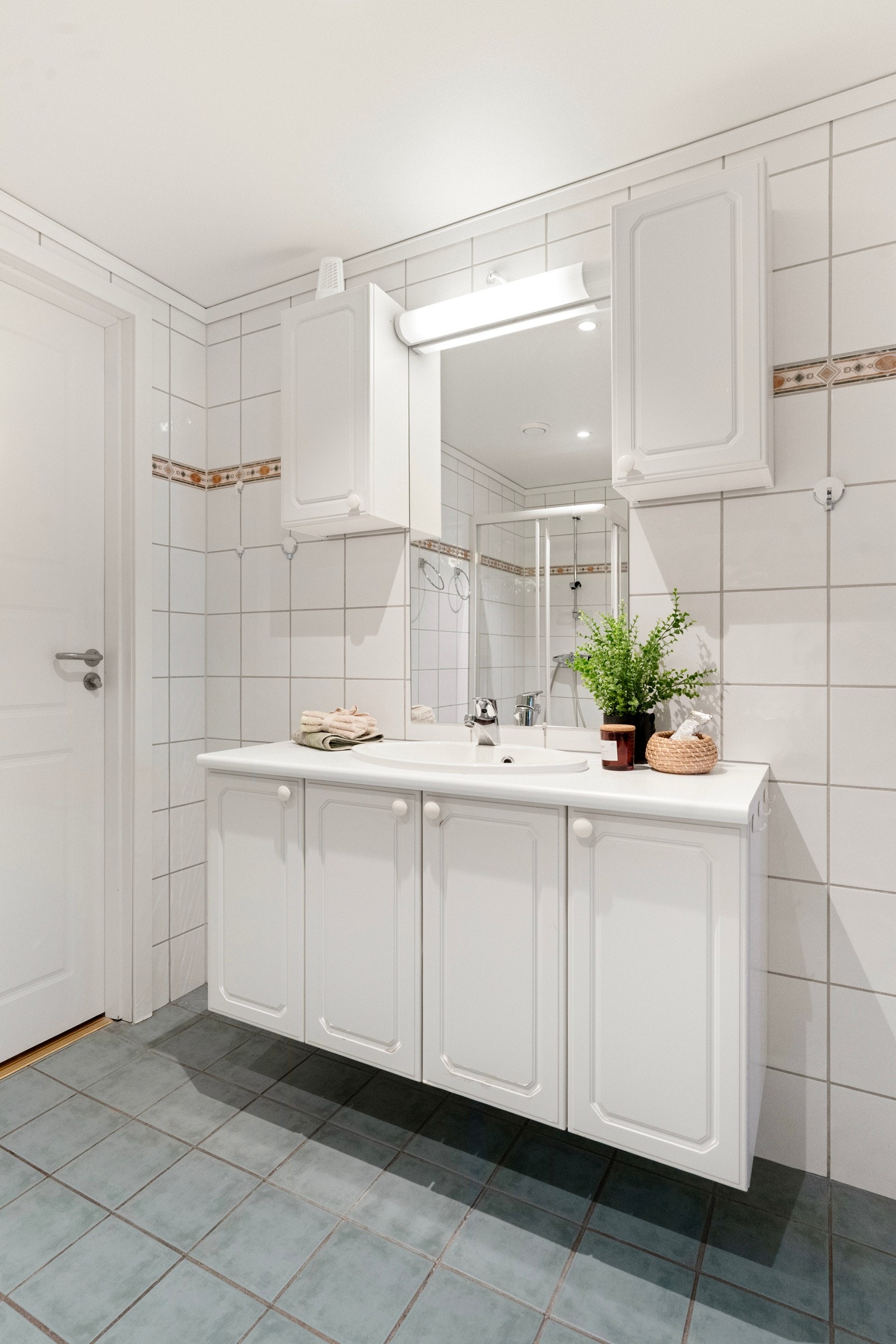 Badet er flislagt og innredet med alle nødvendige fasiliteter. Galleribilde