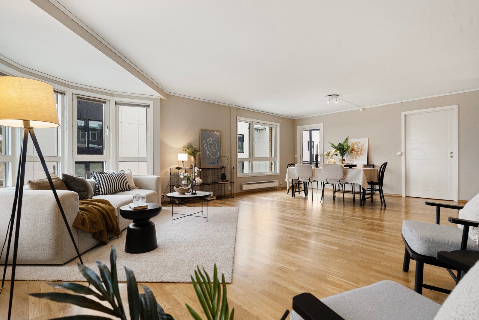 Leiligheten fremstår som normalt vedlikeholdt og er nylig malt, noe som gir et lyst og moderne uttrykk. Galleribilde