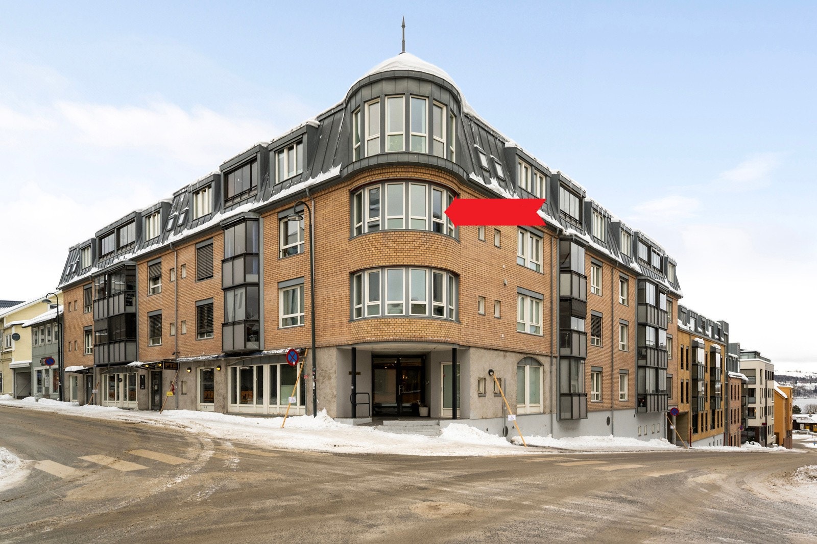 Her bor du med umiddelbar nærhet til et bredt tilbud av butikker, serveringssteder, kultur og servicetilbud - alt det beste byen har å by på, rett utenfor døren. Galleribilde