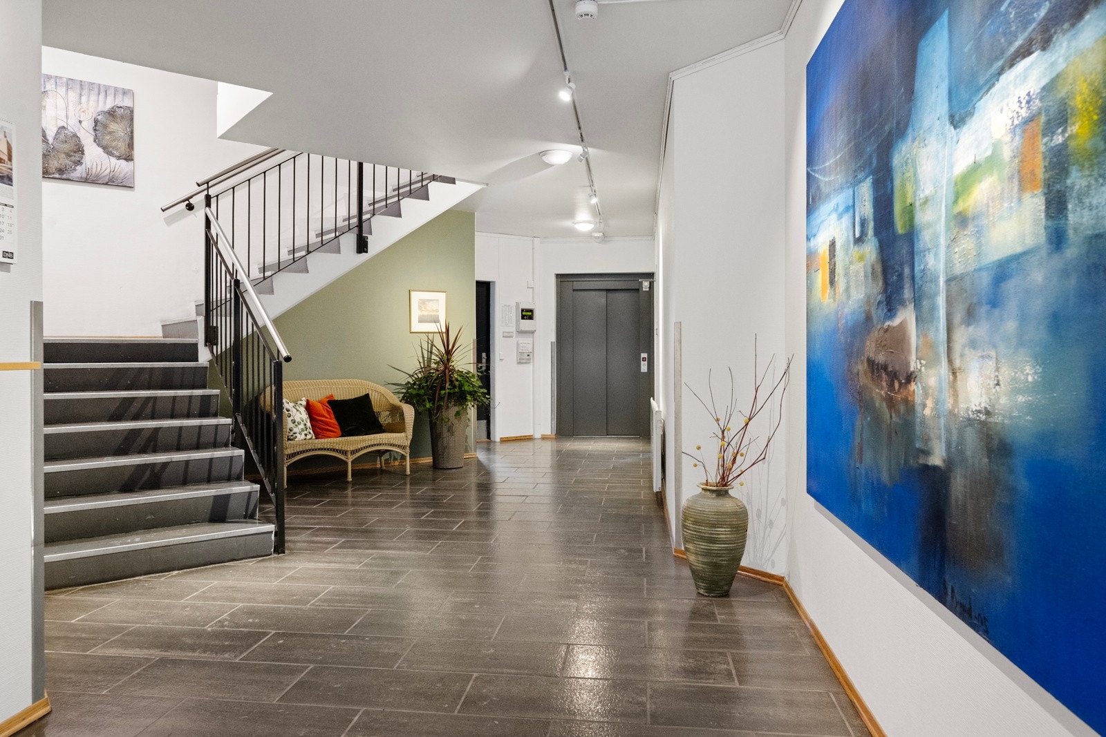 Adkomst til 3.etasje skjer via heis eller trapp. Galleribilde