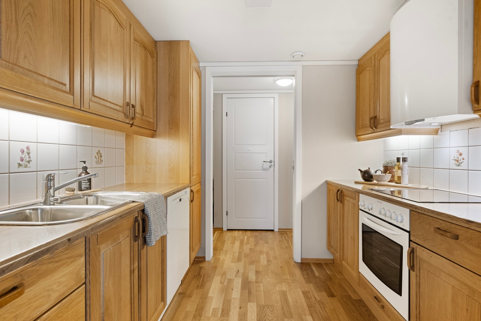 Kjøkkenet er utstyrt med integrert stekeovn og nedfelt platetopp, samt plass til frittstående oppvaskmaskin og kjøleskap. Galleribilde