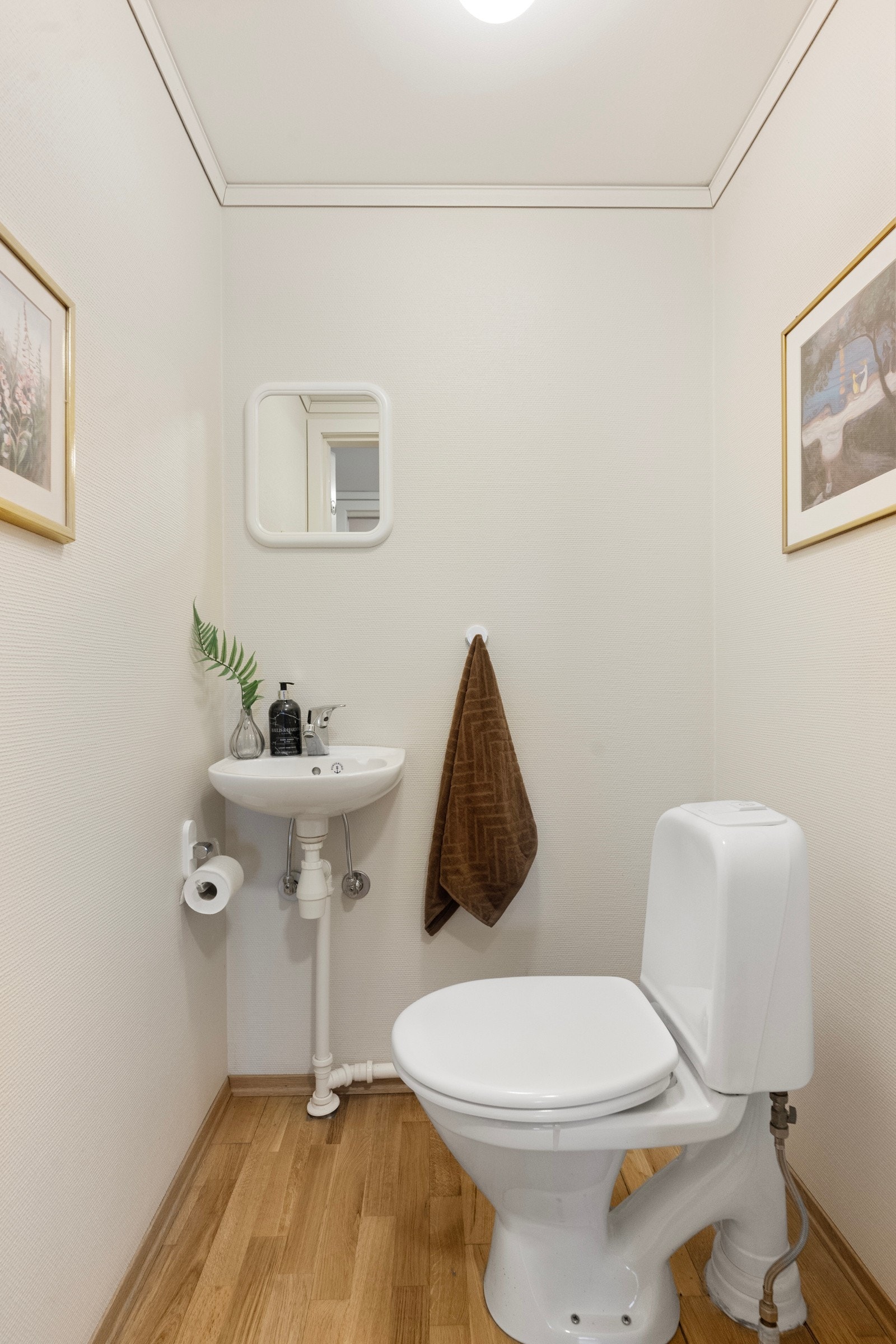 Leiligheten har separat toalettrom - perfekt når man har gjester. Galleribilde