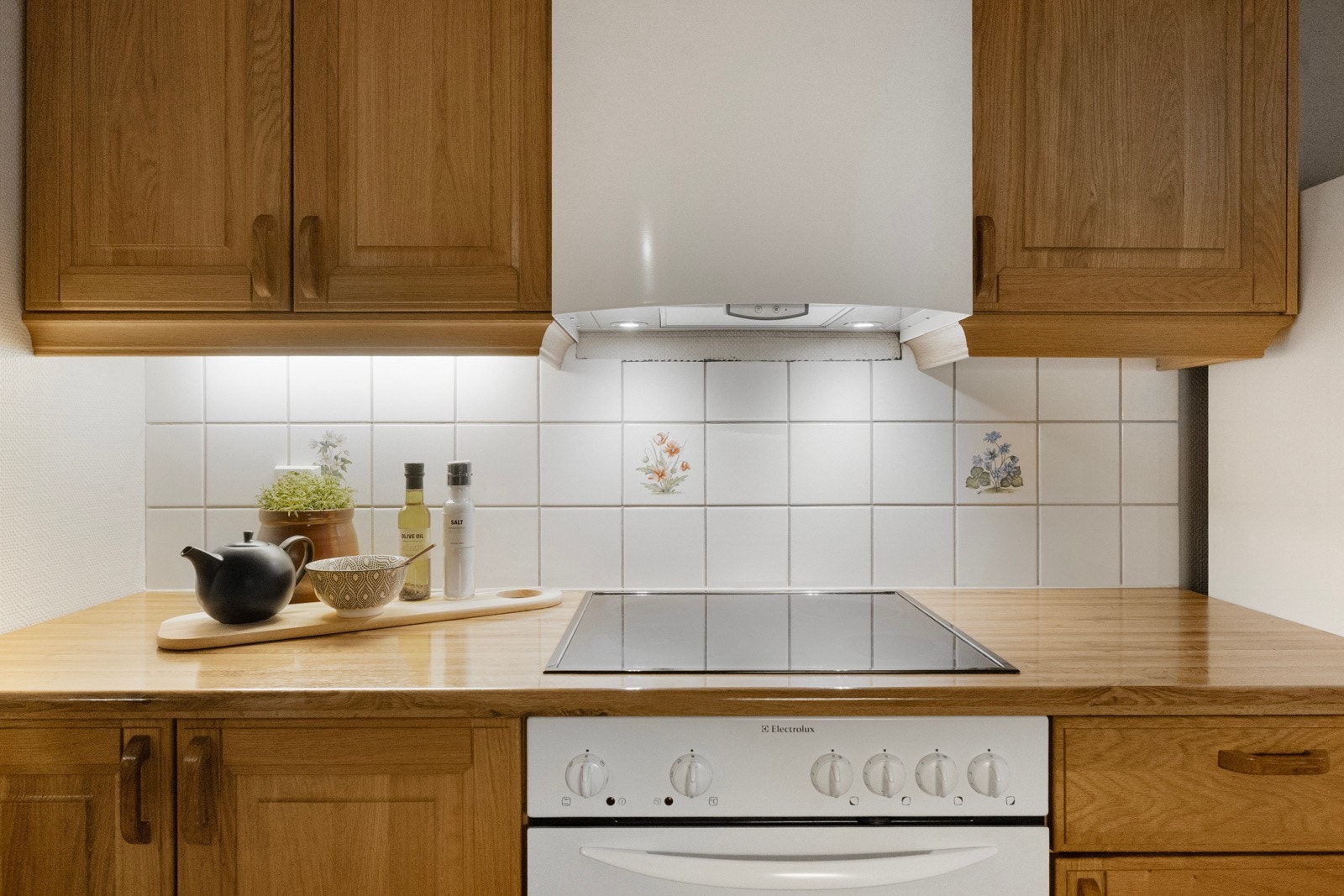 I overskap over platetopp er det tilkoblet balansert ventilasjon med direkte avsug fra kjøkkenventilator. Galleribilde