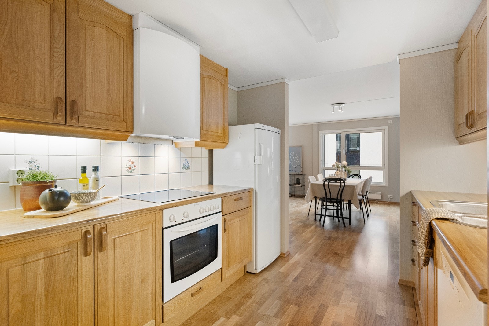 Kjøkkenet fremstår som tidstypisk for byggeåret, med profilerte fronter i ubehandlet uttrykk. Galleribilde