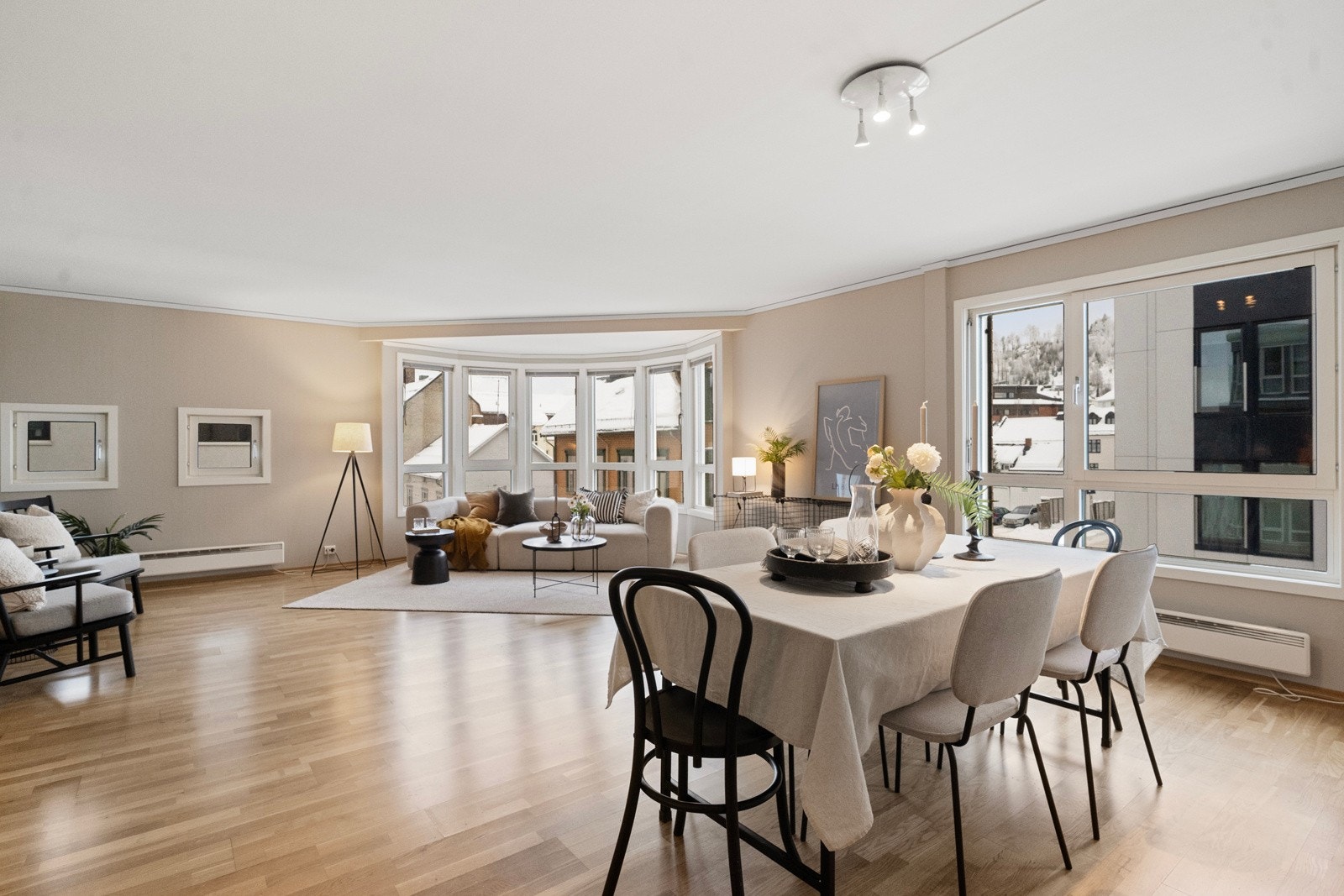 Stue/spisestuen har gode møbleringsmuligheter med god plass til både sofamøblement og spisestue. Galleribilde