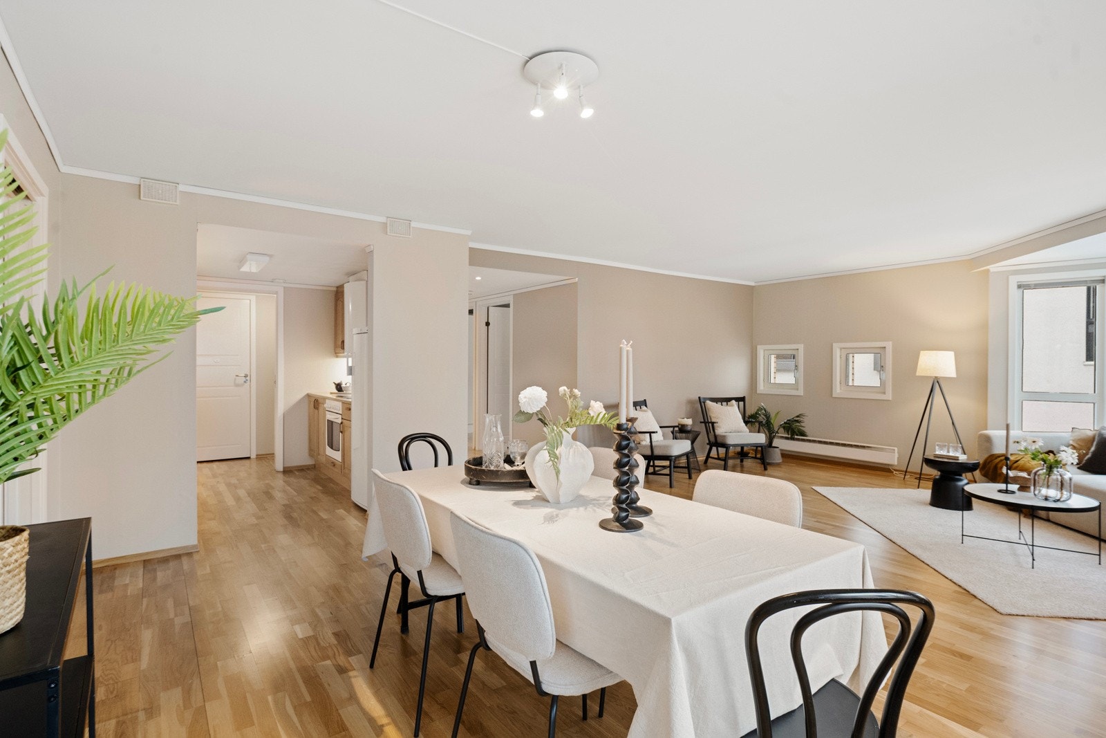 Videre kommer du inn til en åpen stue/spisestue. Galleribilde