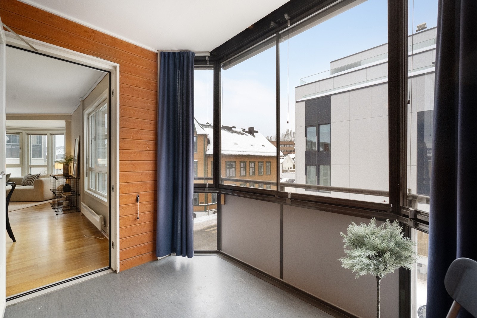 Fra stuen er det utgang til innglasset balkong. Galleribilde