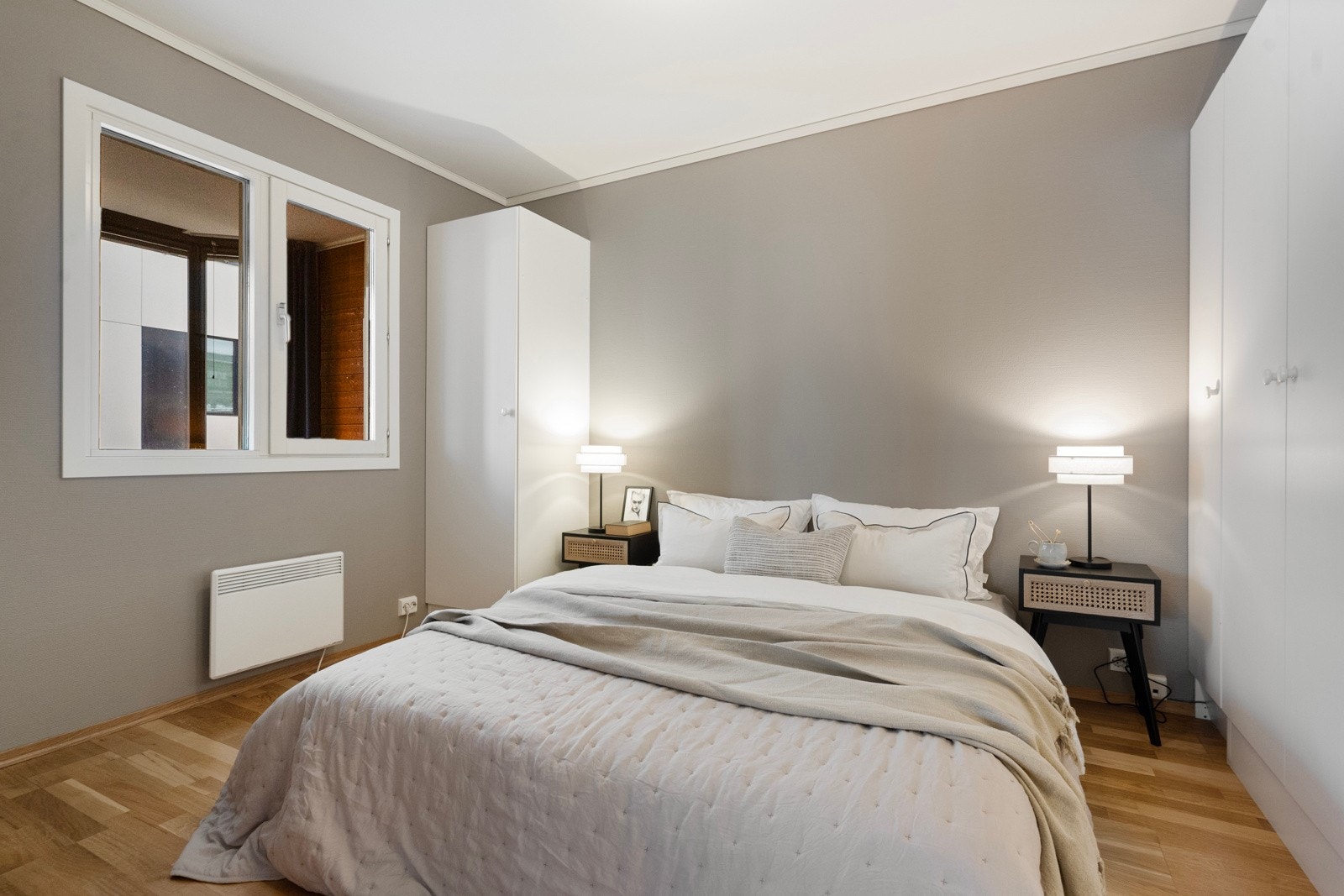 Hovedsoverommet har direkte adkomst til badet. Galleribilde