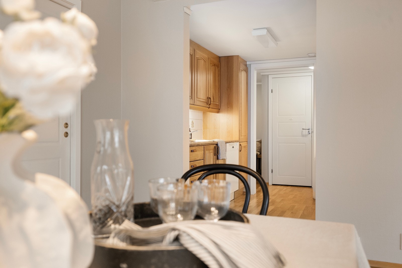 Kjøkkenet ligger praktisk tilknyttet spisestuen, noe som gir en naturlig og sosial overgang mellom matlaging og måltider. Galleribilde