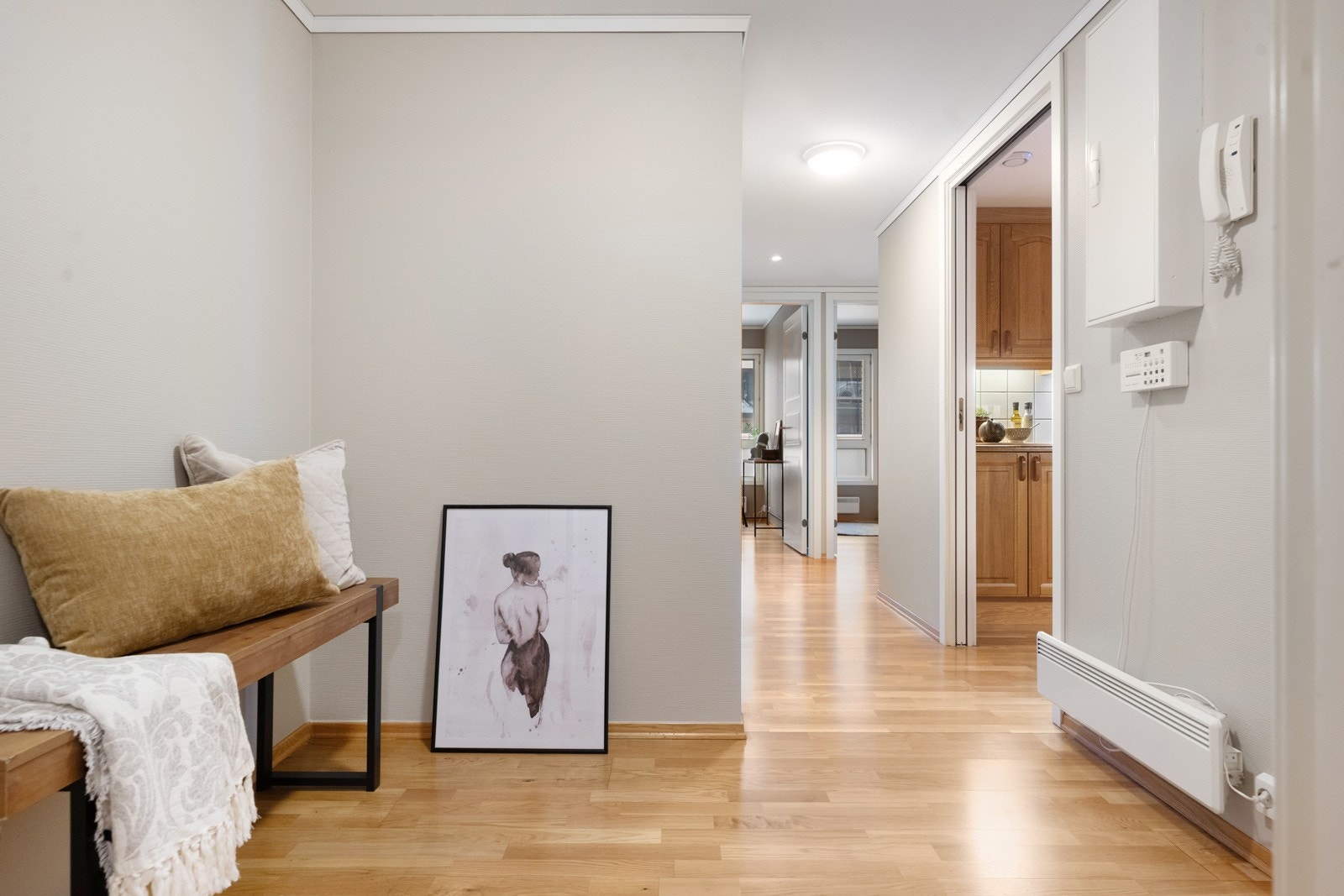 Leiligheten har romslig entre med garderobe. Galleribilde