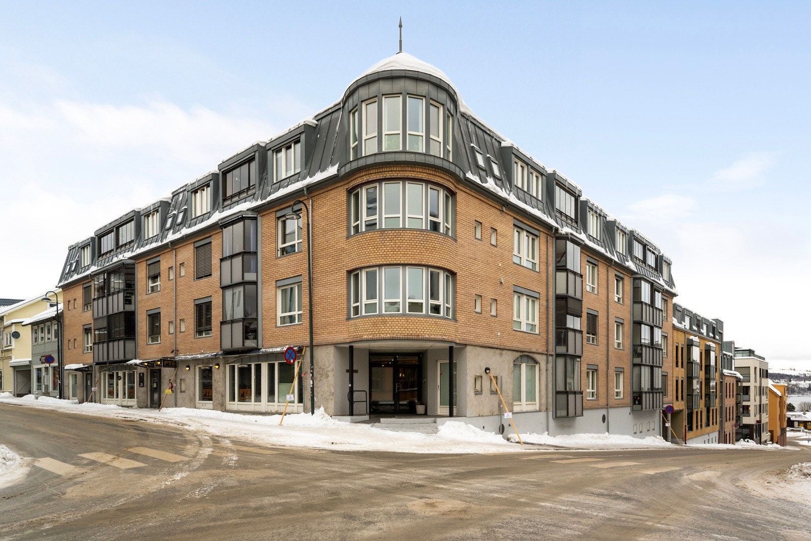 Borettslaget ligger sentralt til med gangavstand til "alt". Galleribilde