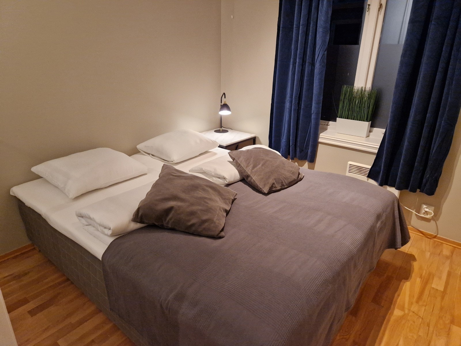 God plass til dobbeltseng i soverommet. Galleribilde