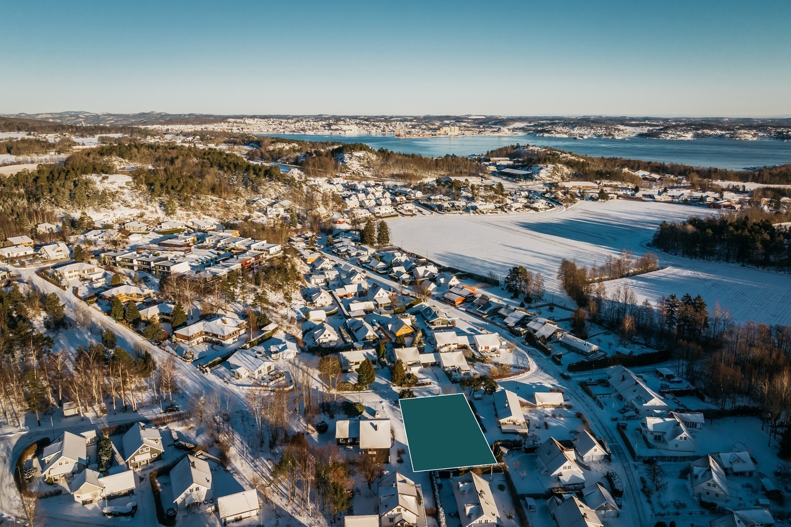 Tomten ligger på Brunlafeltet med kort kjørevei til både Larvik og Stavern. Galleribilde