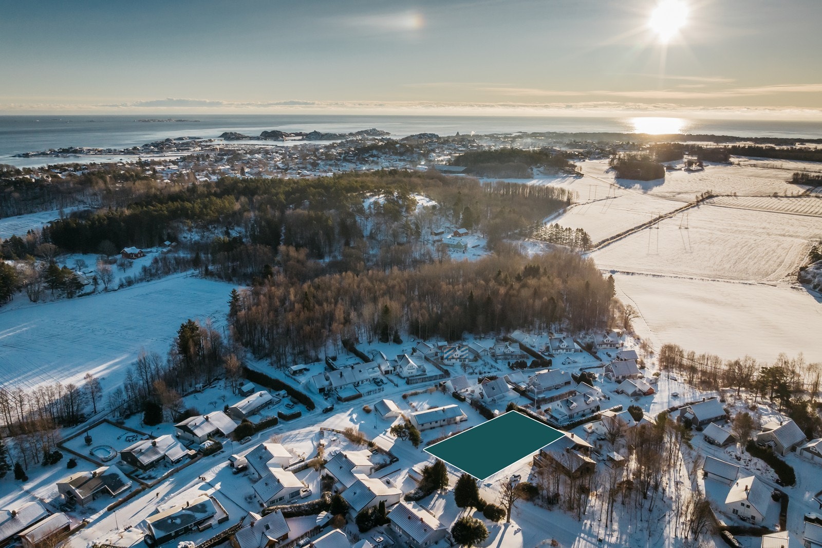 Kort vei til barneskole og barnehage. Gang/sykkelvei til ungdomsskole. Galleribilde