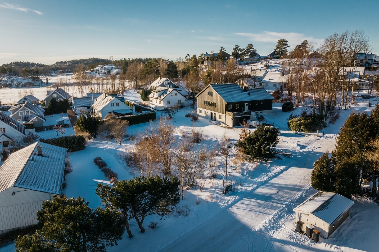 Tomten er beliggende i attraktivt og etablert boligområde. Galleribilde