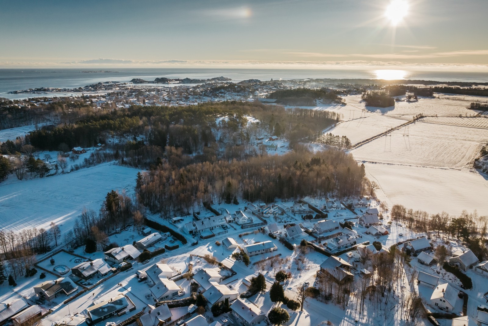 Coop og Rema 1000 i umiddelbar nærhet, kort kjørevei til Stavern sentrum med Meny og andre butikker. Galleribilde