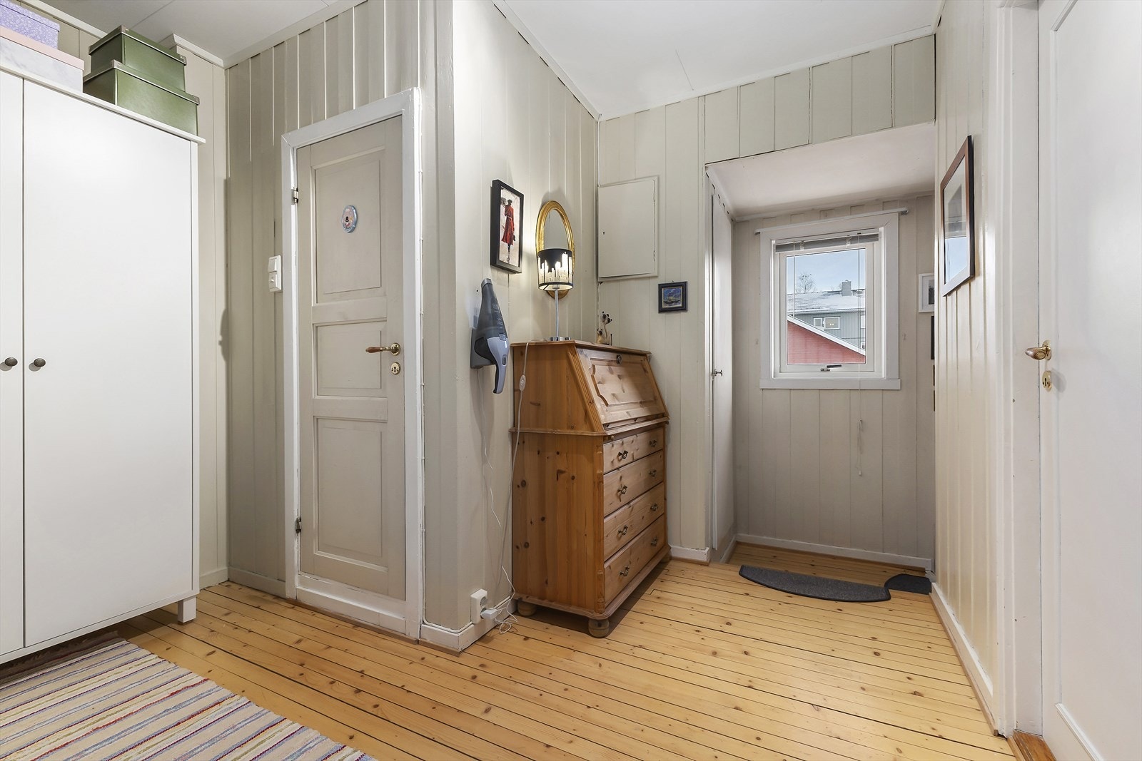 I 2. etasje er det gang, 3 soverom og bad. Galleribilde