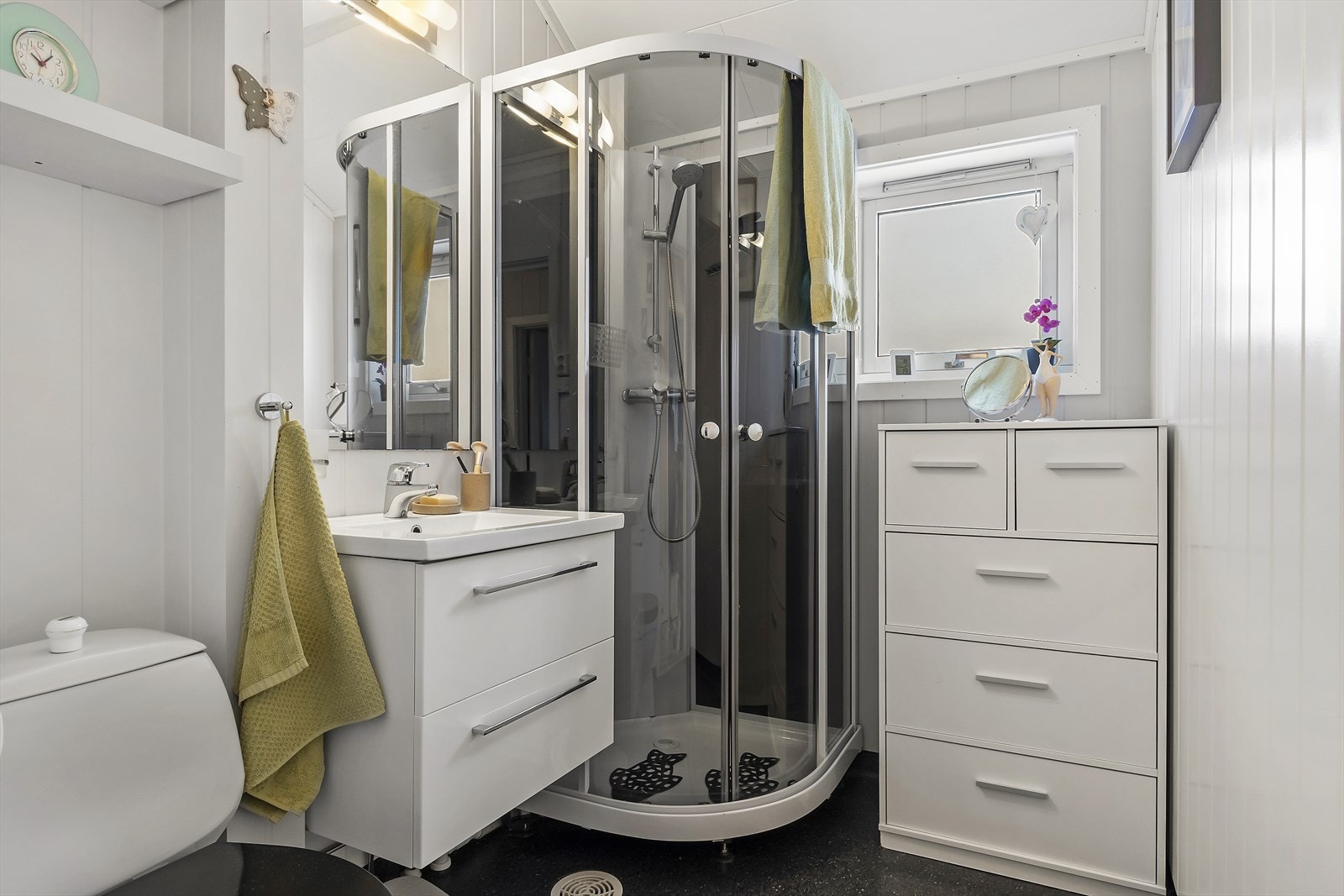 I følge eier ble badet renovert i 2014. Rommet har innredning med nedfelt servant, toalett og dusjkabinett. Galleribilde