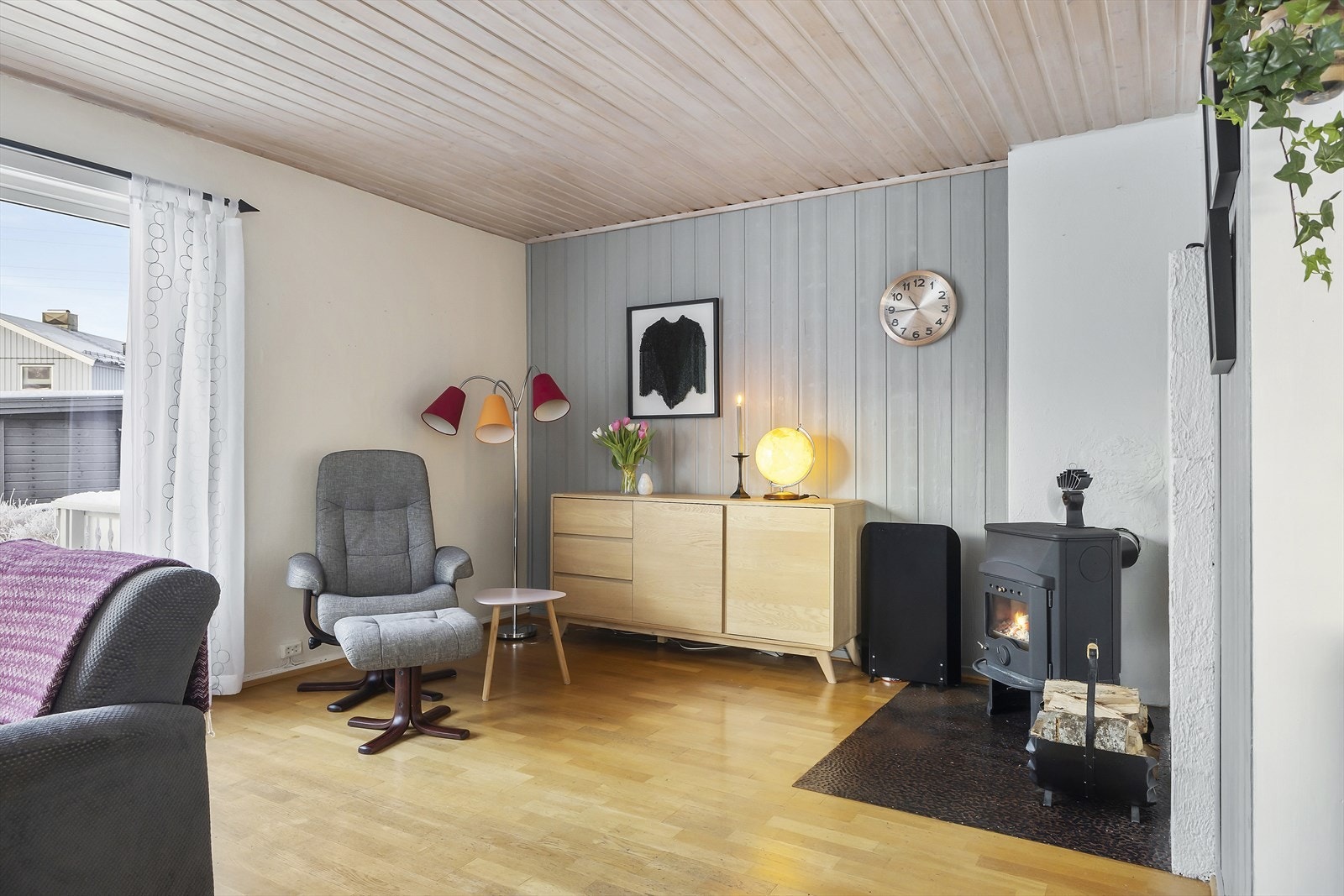 Fra stuen er det utgang til terrasse og hage Galleribilde