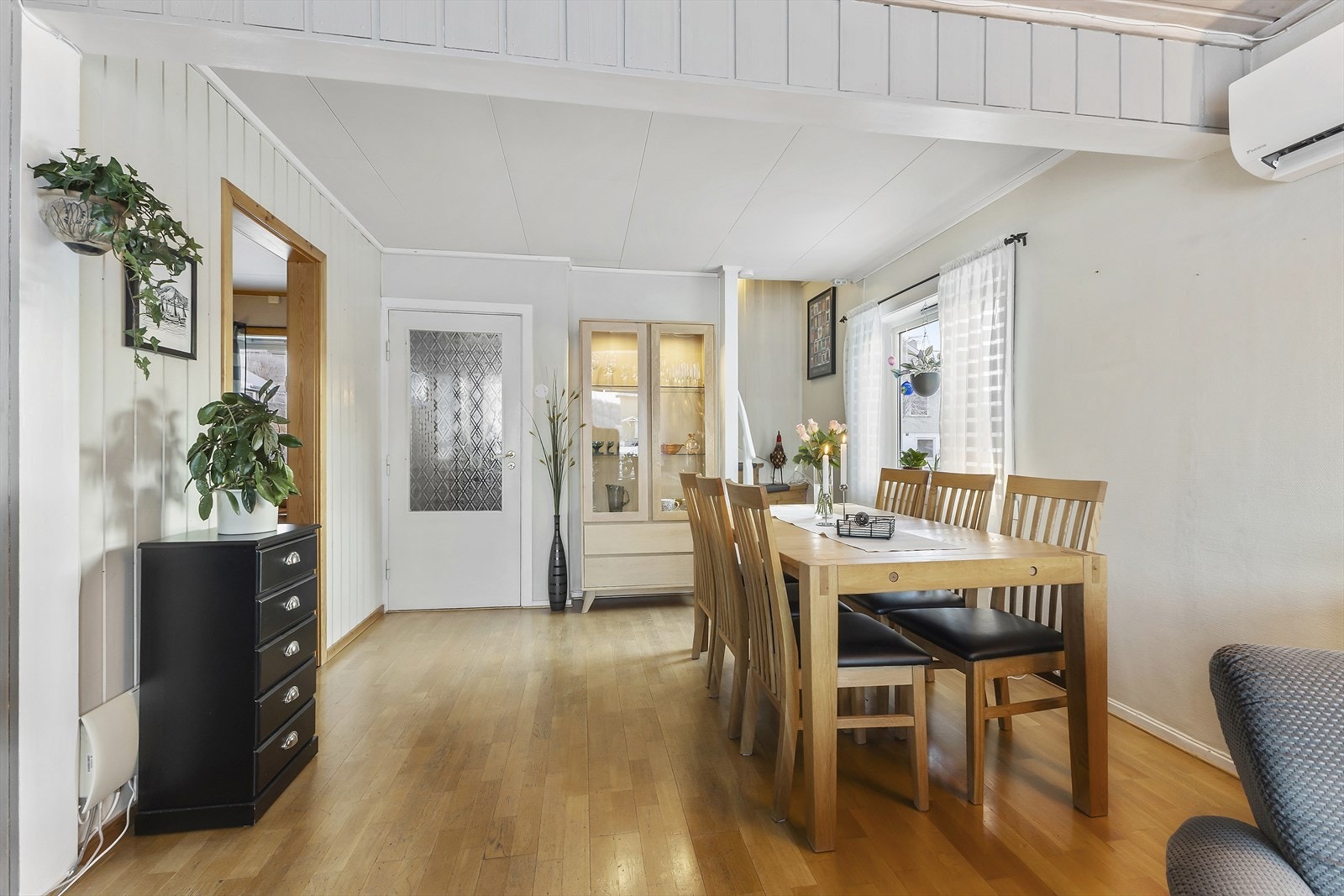 Fra stuen er det trapp opp til 2. etasje Galleribilde