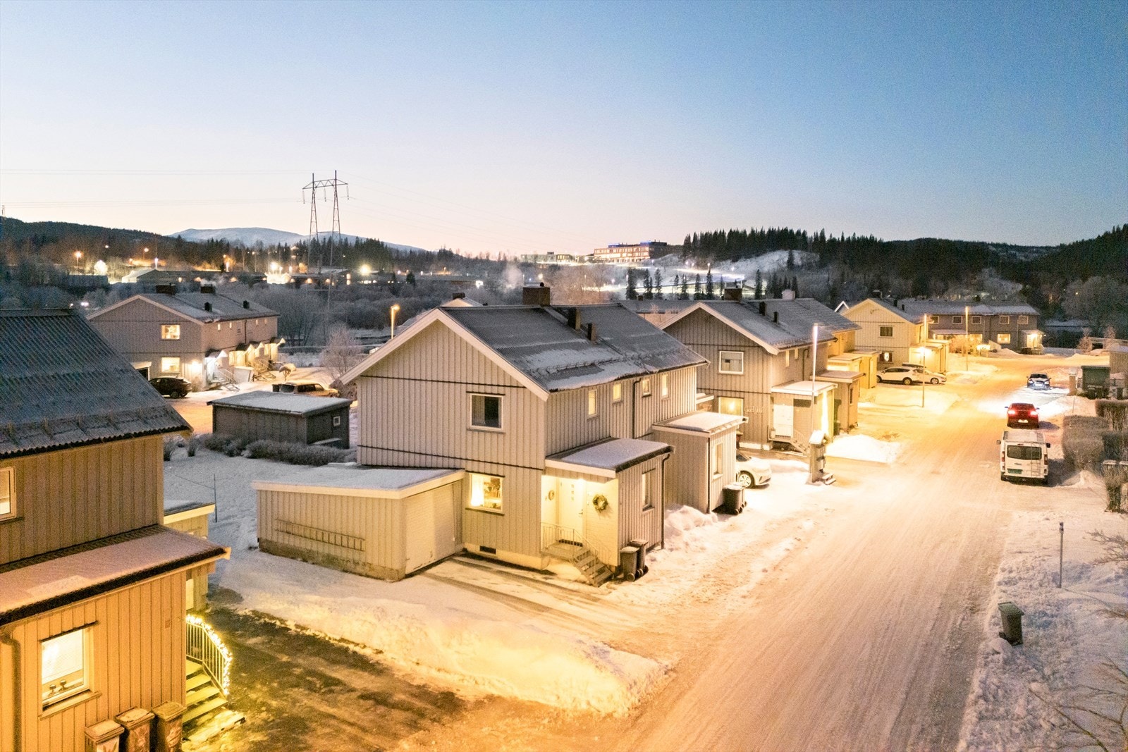 Boligen ligger fint til med gangavstand til både barnehager, skole, dagligvarebutikk, lekeplass og flotte turområder. Galleribilde