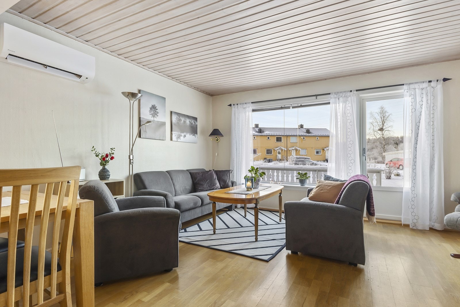 Stuen er enkel å møblere i flere soner Galleribilde