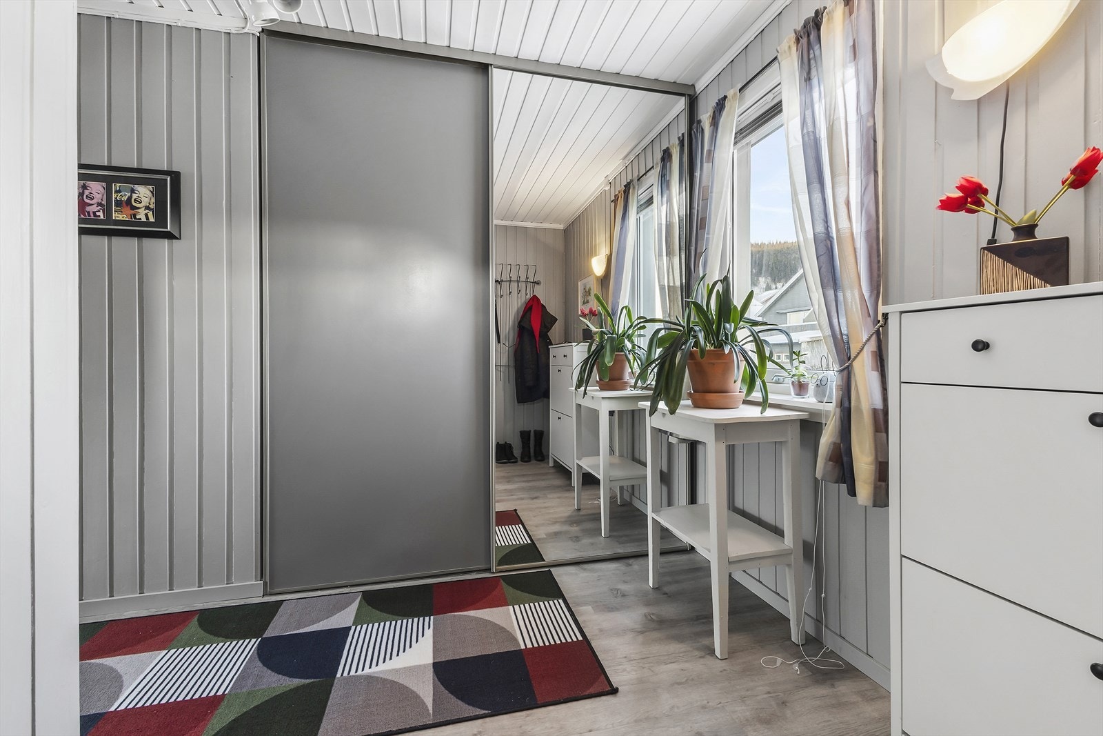 Her er det god plass til oppbevaring av tøy og sko, i tillegg er det montert en romslig skyvedørsgarderobe. Galleribilde