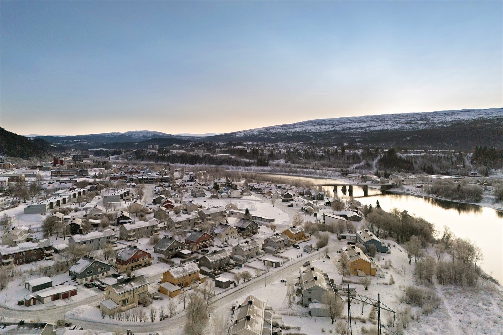 Boligen ligger i et rolig og barnevennlig boligområde på Selfors med god solgang. Galleribilde