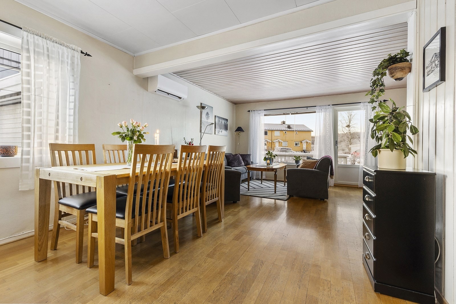 I stuen er det både varmepumpe og vedovn Galleribilde