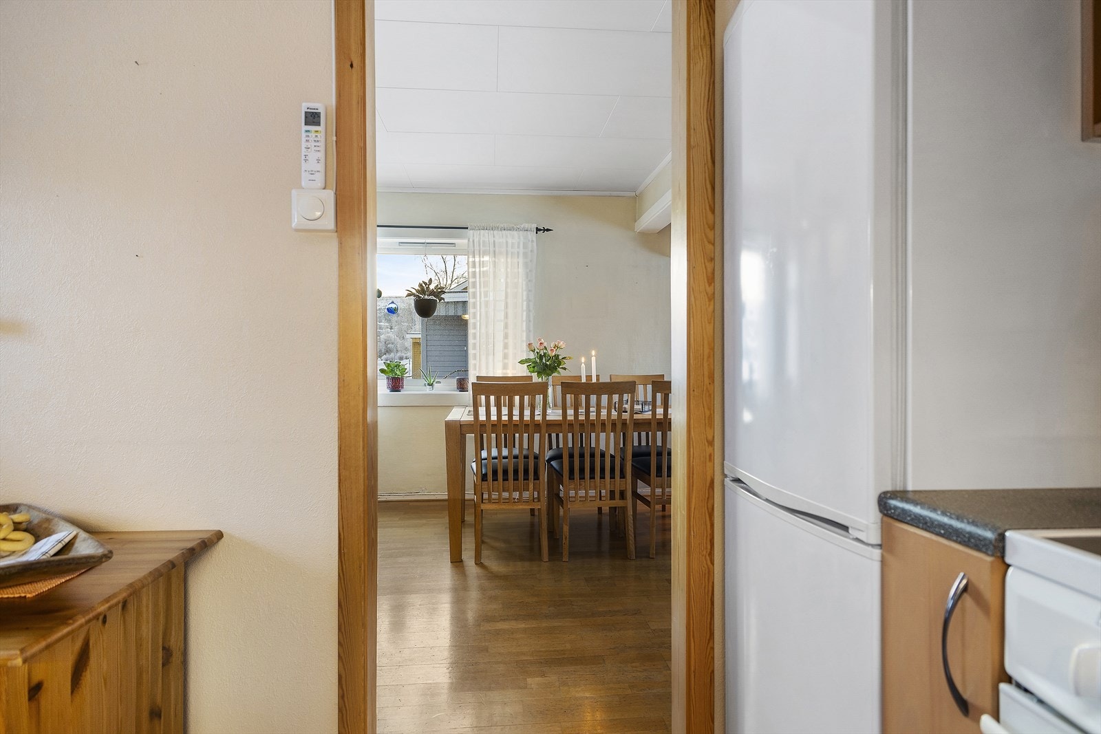 Fra kjøkkenet kommer man ut i stuen, der det er naturlig plassering for spisestue Galleribilde