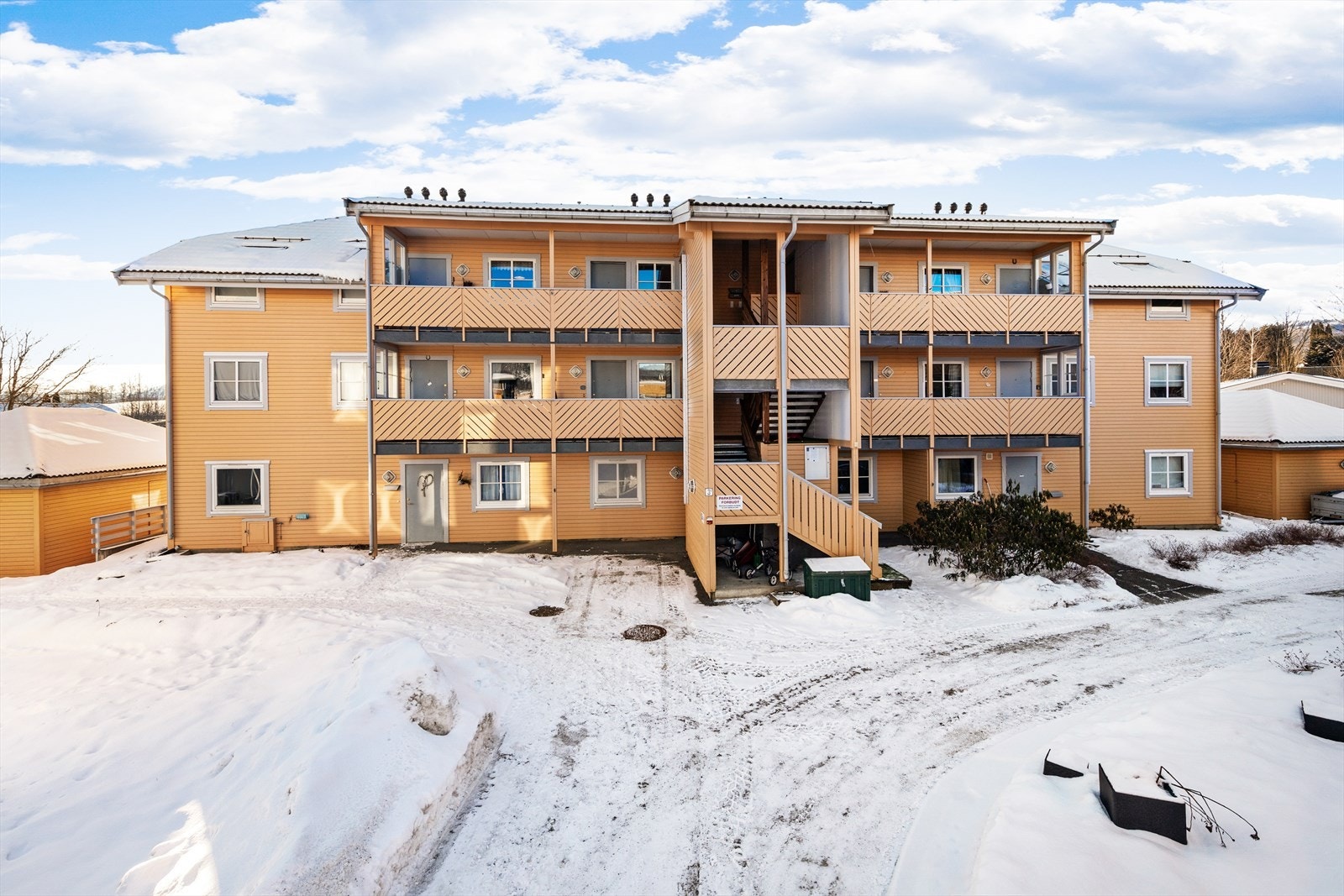 Boligen har en sentral, men likevel usjenert og tilbaketrukket beliggenhet i Lierbyen. Galleribilde