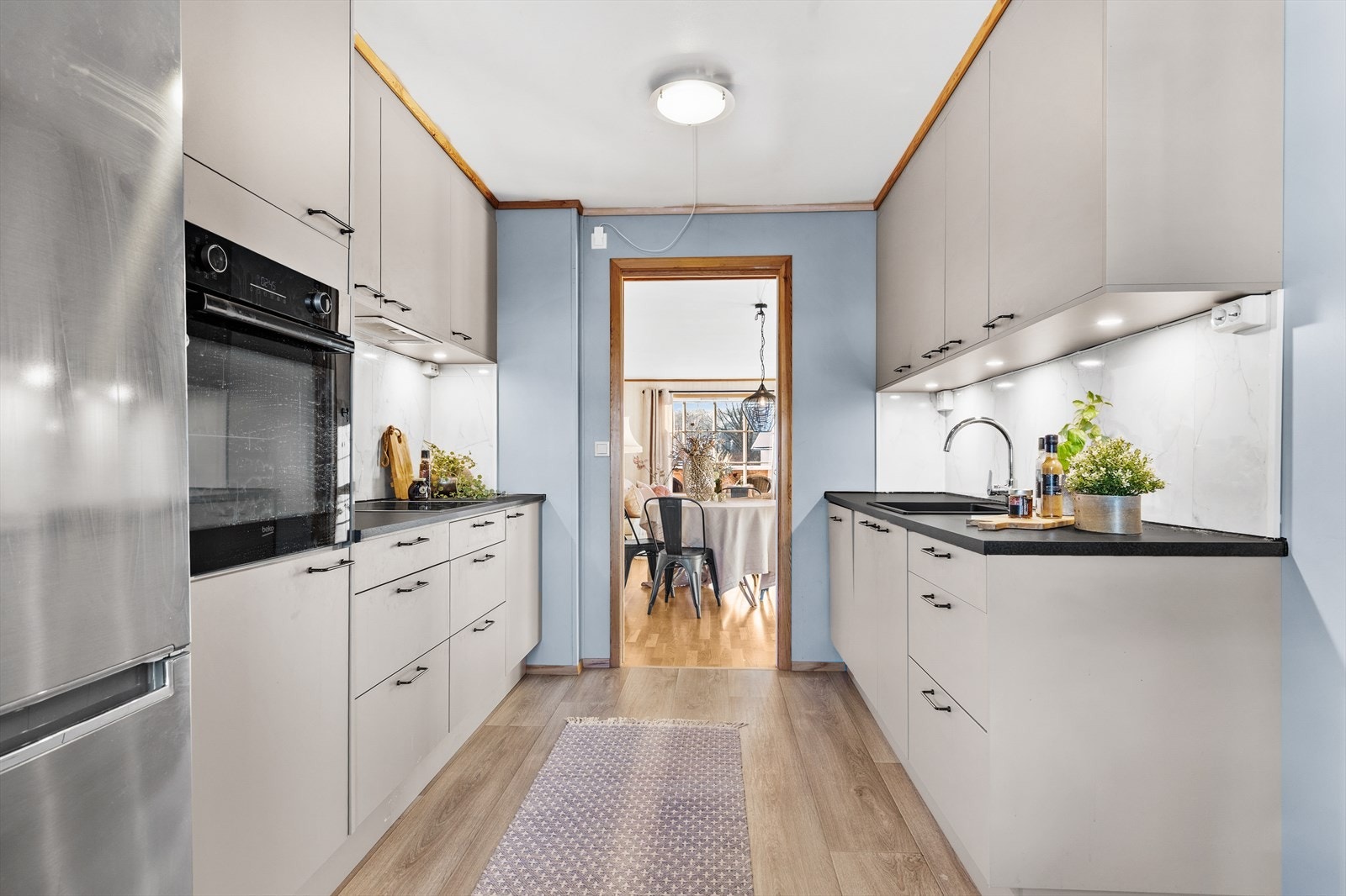 Kjøkkenet er praktisk utformet med rikelig skap- og benkeplass på begge sider. Galleribilde