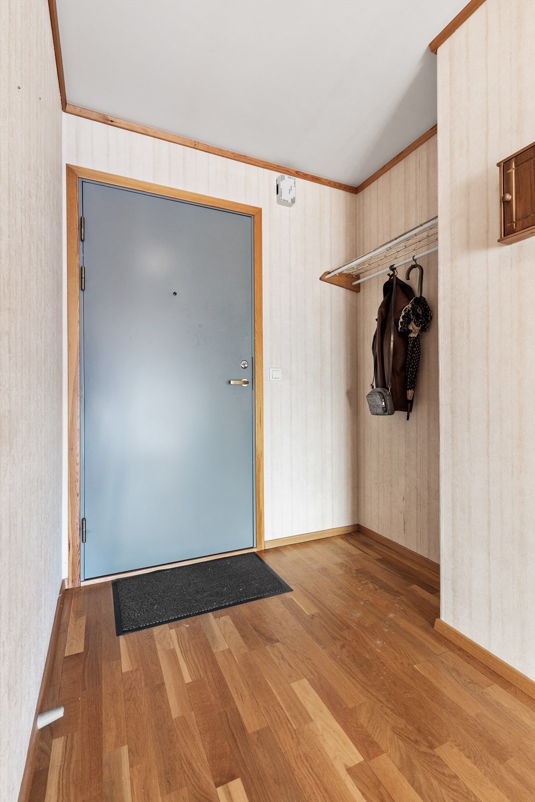 Velkommen inn i en lys entré med plass til å henge fra seg yttertøy. Galleribilde