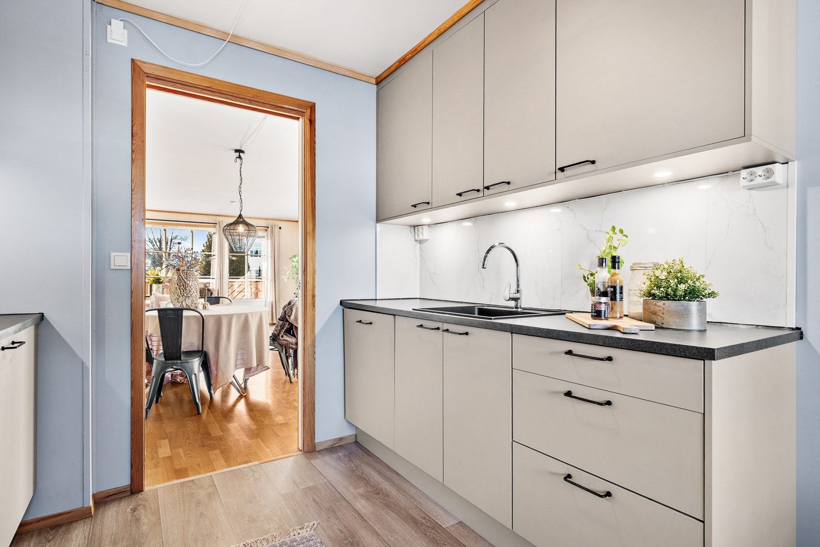 Innredningen har en slitesterk laminatbenkeplate og ventilator med kullfilter. Galleribilde