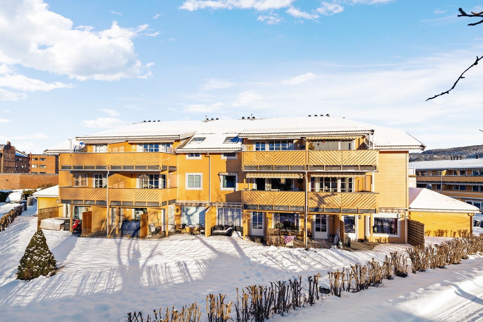 Hverdagslogistikken er enkel med butikker, apotek og bussterminal kun få minutter unna. Galleribilde