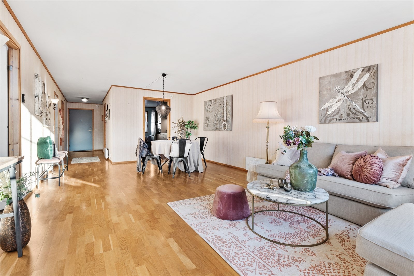 Den gjennomgående løsningen gir en åpen og luftig romfølelse. Galleribilde