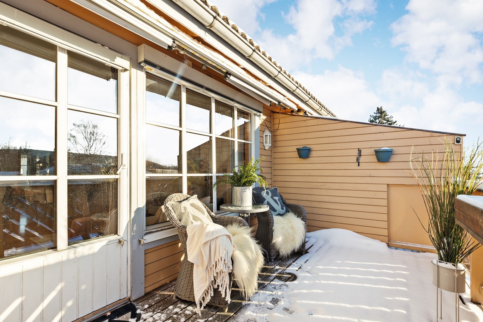 Terrassen er utstyrt med markise for solskjerming på varme dager. Galleribilde