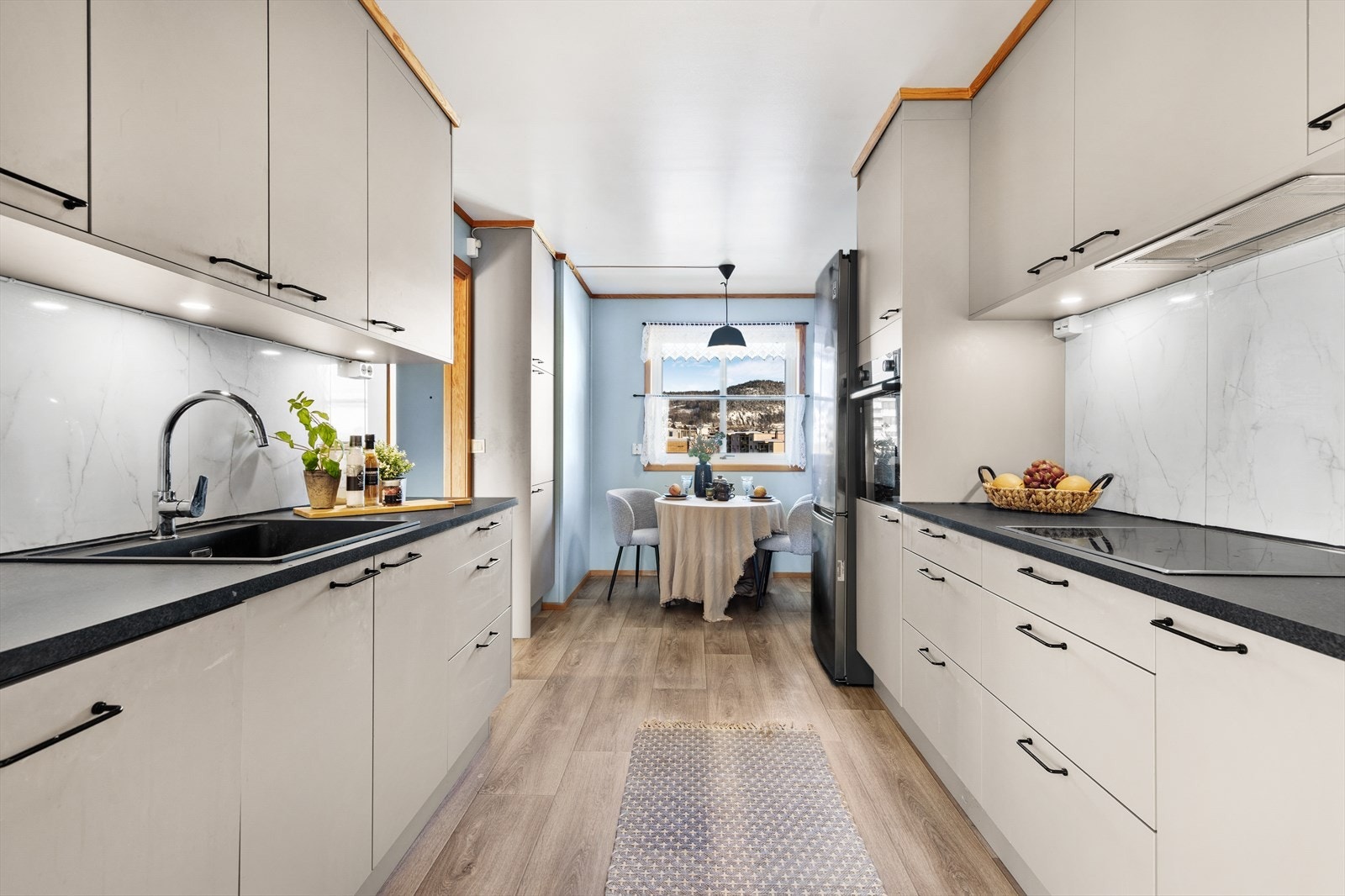 Leiligheten har et stilrent HTH-kjøkken fra 2023 med integrerte hvitevarer. Galleribilde