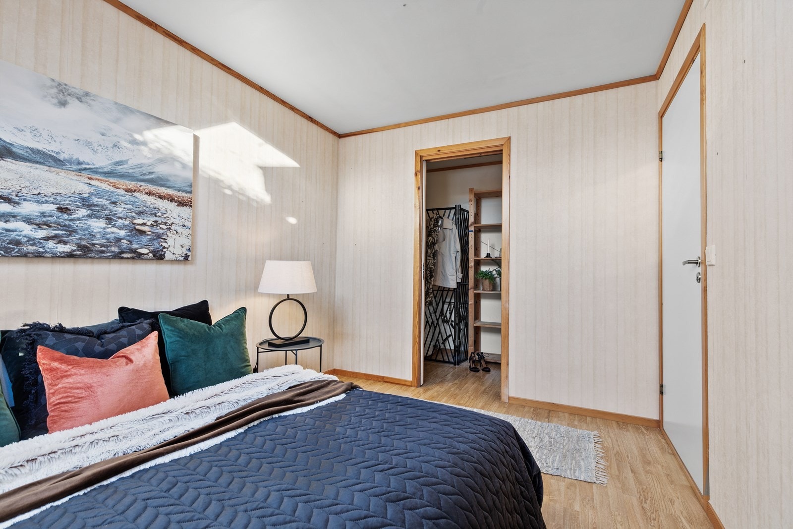 I tilknytning til hovedsoverommet er det et praktisk walk-in-closet. Galleribilde