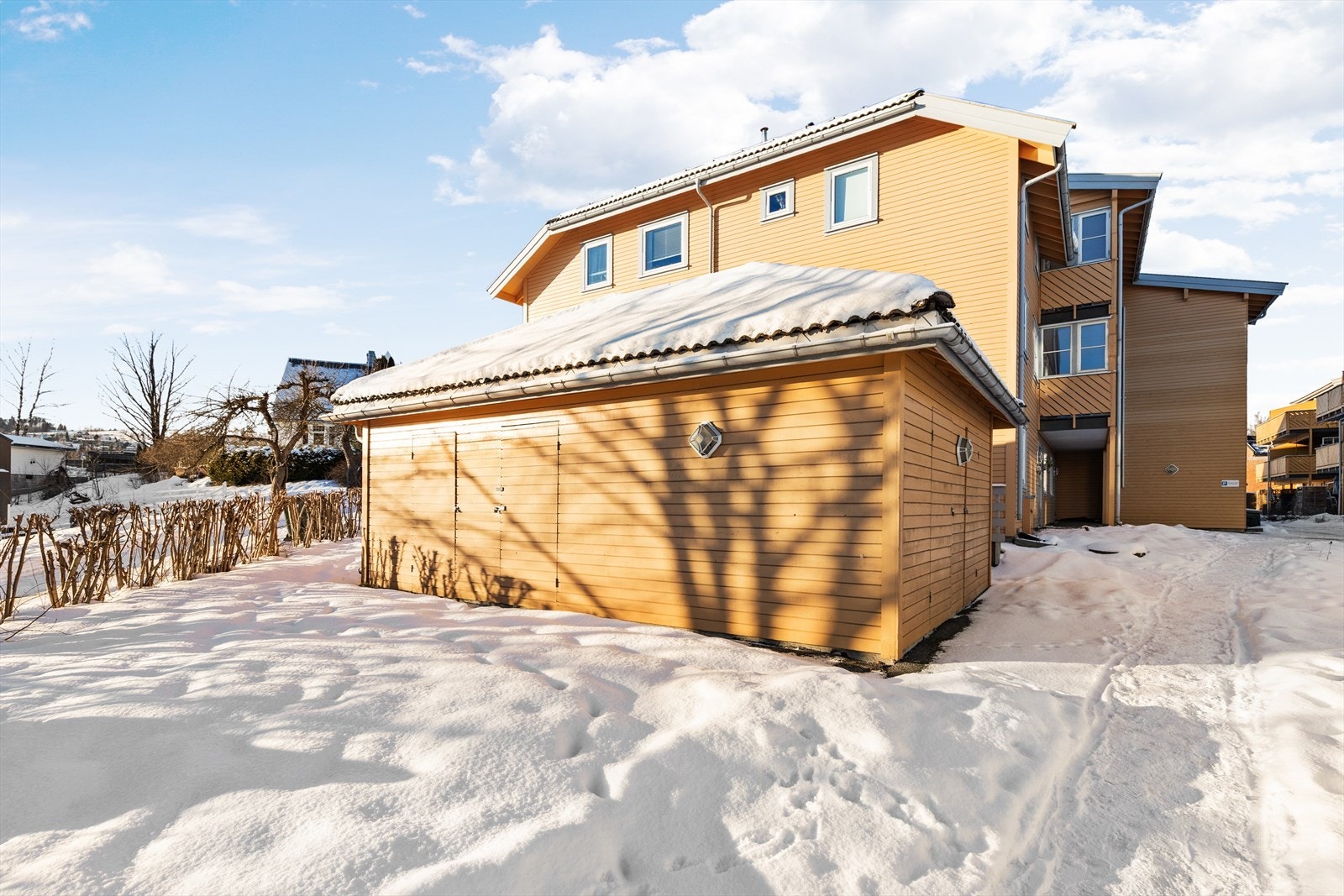 Det medfølger en frittstående utebod på 5 m² og egen garasjeplass i felles anlegg. Galleribilde