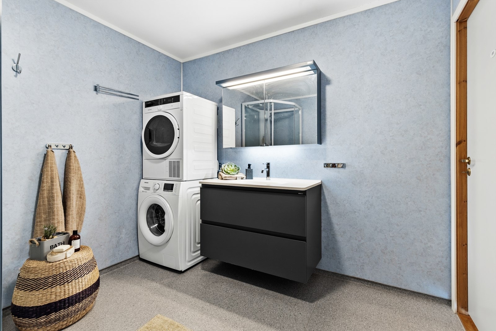 Her er det elektriske varmekabler i gulvet og opplegg for vaskemaskin. Galleribilde