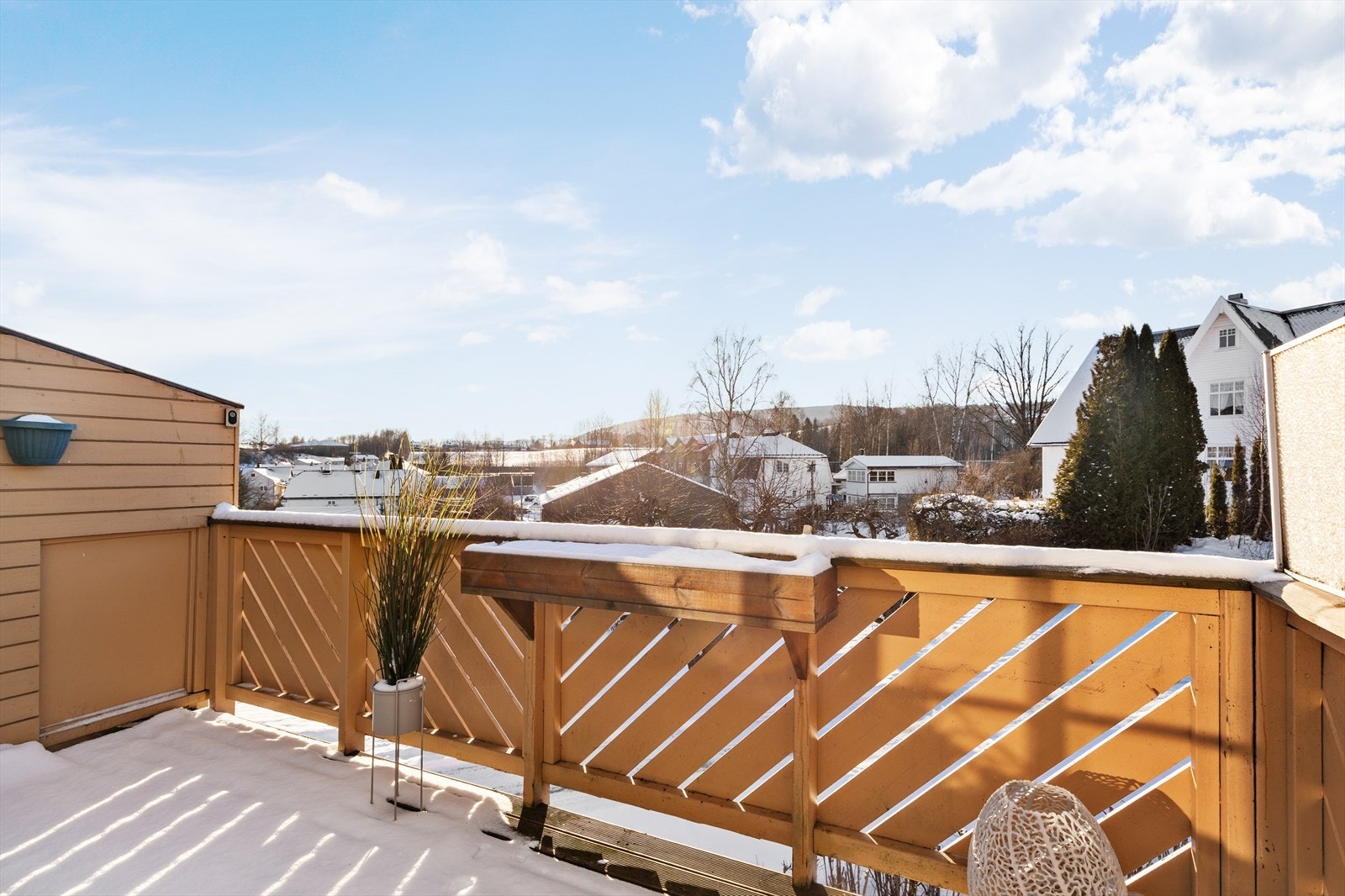 En levegg i stål og glass skjermer godt på terrassen. Galleribilde