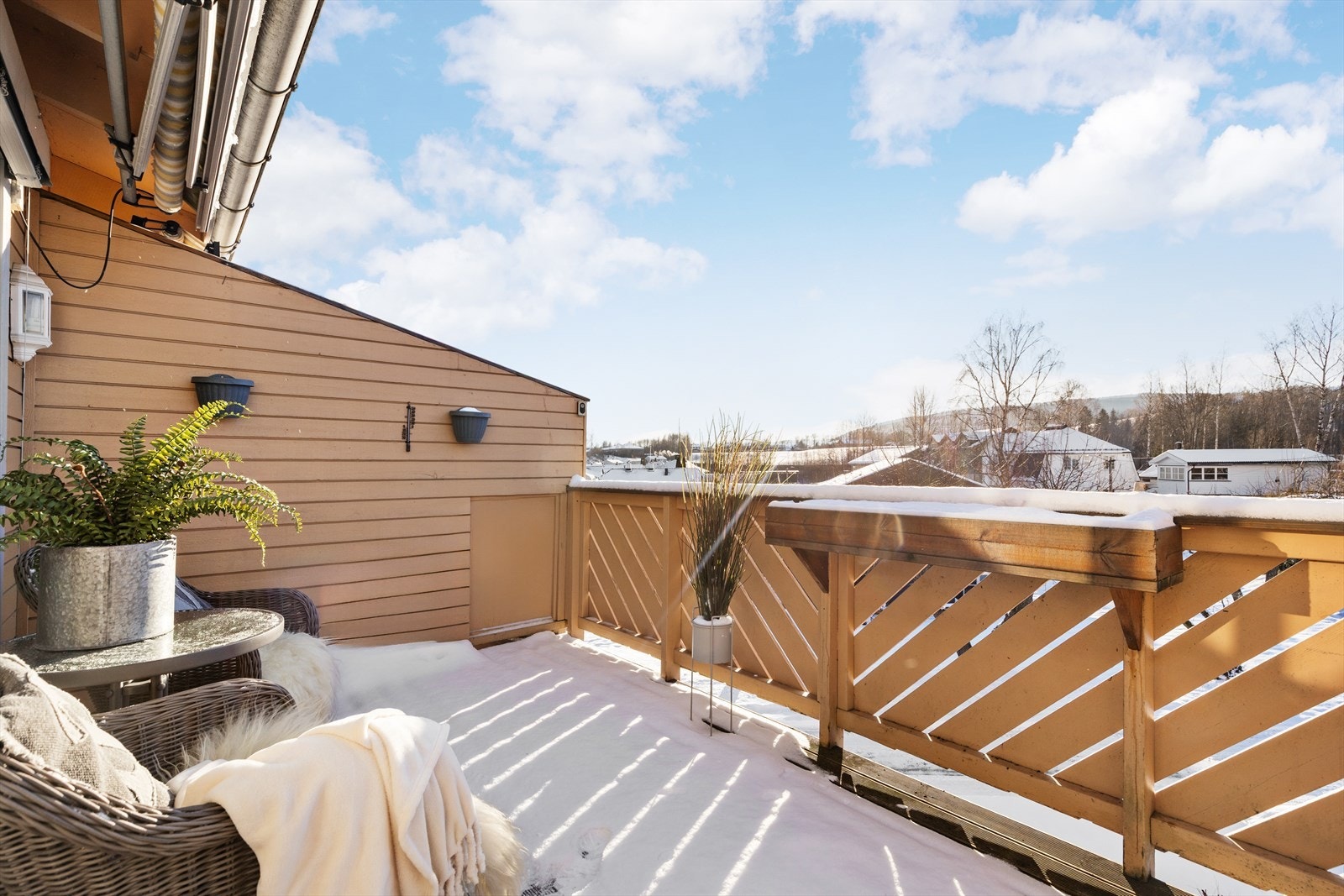 Fra stuen er det utgang til en romslig terrasse på 10 m². Galleribilde