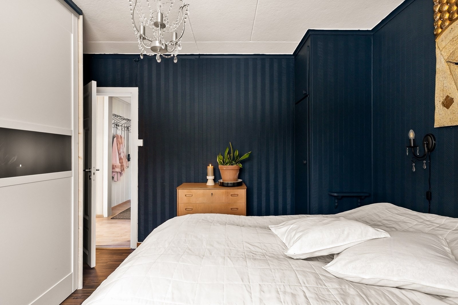 Hovedsoverom med stor skyvedørsgarderobe Galleribilde