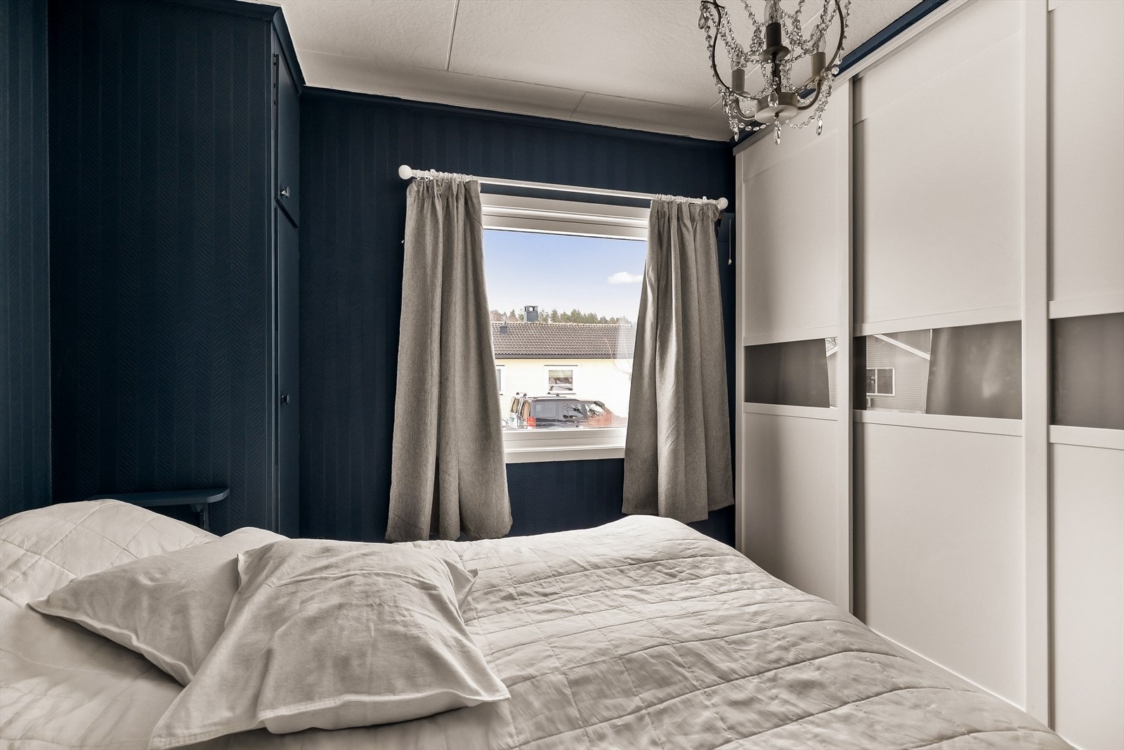 Hovedsoverom med stor skyvedørsgarderobe Galleribilde