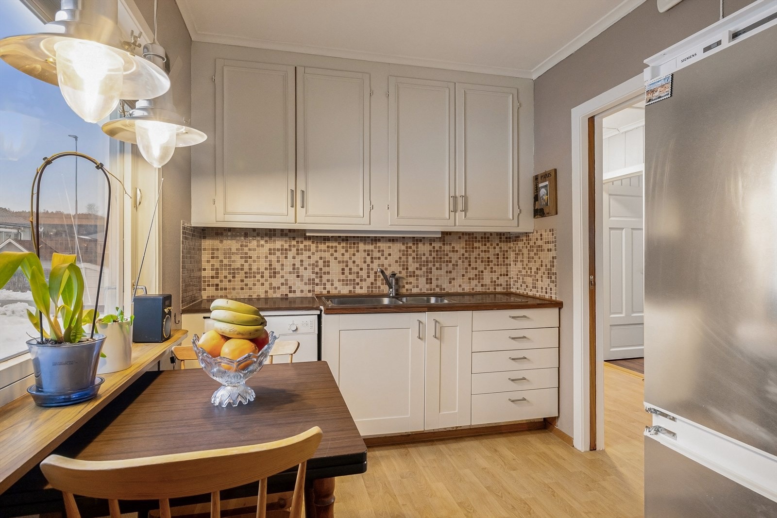 Praktisk kjøkken med takhøye overskap Galleribilde